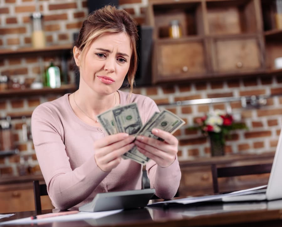 handing-money